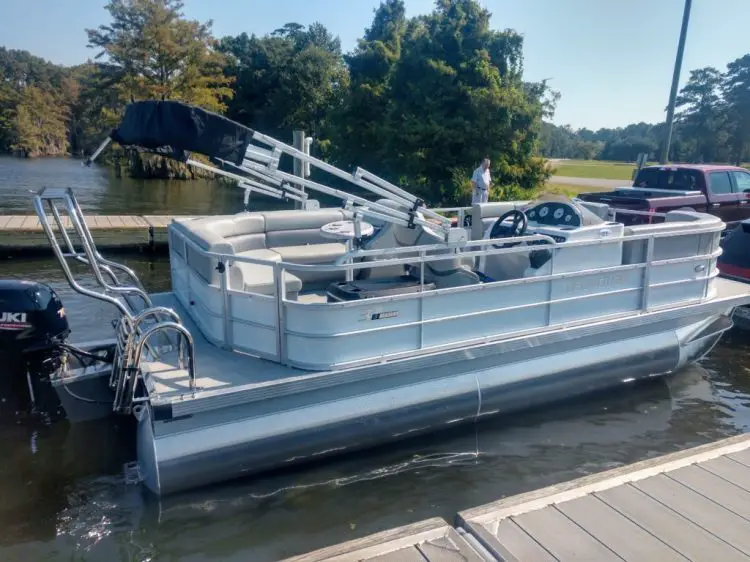 best pontoon boat for the money under $25,000 Lexington 320c