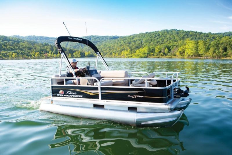 sun tracker pontoon boat
