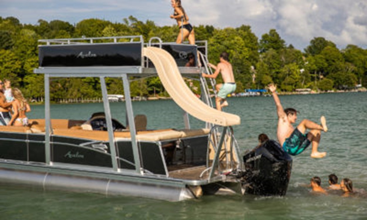 Best Pontoon Boat for the Money 2022 Pontoon Boats